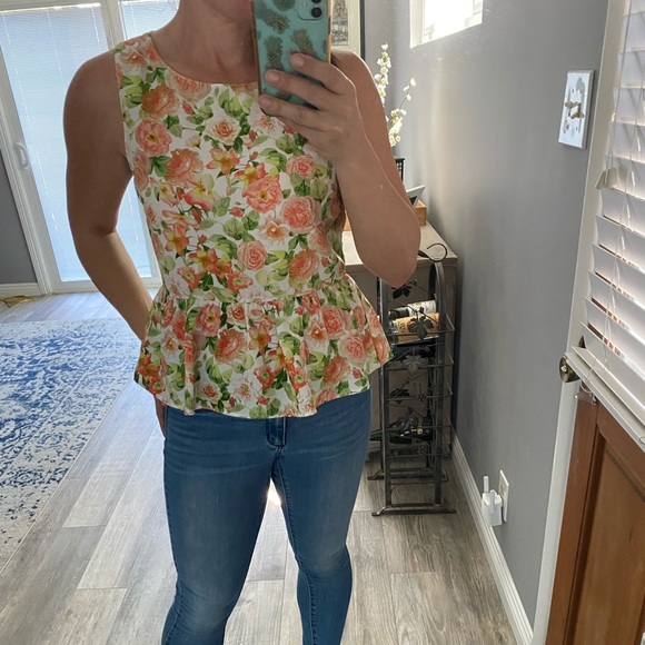 Forever 21 perplum flower blouse with button open back.  Size medium - Picture 2 of 6